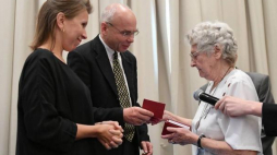 Zastępca dyrektora ds. Organizacyjnych Muzeum POLIN Dorota Keller-Zalewska (L), zastępca Dyrektora ds. Programowych Muzeum POLIN Jolanta Gumula (2L), prezes Polskiego Towarzystwa Sprawiedliwych Wśród Narodów Świata Anna Stupnicka-Bando (P) i Dyrektor Muzeum Historii Żydów Polskich POLIN Dariusz Stola (2P) podczas 38. Konferencji Genealogii Żydowskiej współorganizowanej przez Muzeum POLIN, 7 bm. w warszawskim hotelu Hilton. Fot. PAP/M. Obara