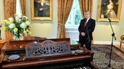 Wicepremier, minister kultury Piotr Gliński podczas przekazania obrazów, portretów Paderewskich, do Muzeum im. Kazimierza Pułaskiego w Warce. Fot. PAP/J. Turczyk