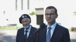 Premier Mateusz Morawiecki (P) i prezes Zarządu Głównego Światowego Związku Żołnierzy AK Leszek Żukowski ps. „Antek” (L) podczas wypowiedzi dla mediów po wizycie w Muzeum Powstania Warszawskiego. Fot. PAP/M. Obara