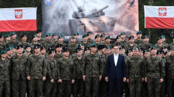 Premier Mateusz Morawiecki (C) podczas spotkania z żołnierzami Polskiego Kontyngentu Wojskowego w Bazie Wojskowej w Adazi na Łotwie. Fot. PAP/R. Pietruszka