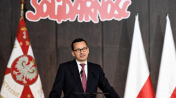 Premier Mateusz Morawiecki podczas uroczystości 38. rocznicy strajków w 1980 roku i powstania NSZZ „Solidarność” w Sali BHP Stoczni Gdańskiej. Fot. PAP/A. Warżawa