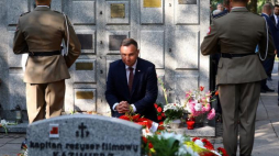 Prezydent Andrzej Duda (C) podczas uroczystości upamiętniających 74. rocznicę wybuchu Powstania Warszawskiego przed grobem wojskowego dowódcy PW gen. bryg. Antoniego Chruściela „Montera” na Cmentarzu Wojskowym na Powązkach, 1 bm. w Warszawie. Fot. PAP/R. Guz