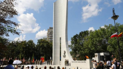 Uroczystości upamiętniające 74. rocznicę wybuchu Powstania Warszawskiego przed pomnikiem Polskiego Państwa Podziemnego i Armii Krajowej w Warszawie. Fot. PAP/R. Guz