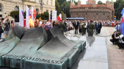 Kombatanci składają kwiaty na Grobie Nieznanego Żołnierza w Krakowie podczas uroczystości w 74. rocznicę wybuchu Powstania Warszawskiego. Fot. PAP/J. Bednarczyk