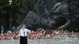 Uczestniczka Powstania Wanda Traczyk-Stawska podczas uroczystości upamiętniających 74. rocznicę wybuchu Powstania Warszawskiego przed pomnikiem "Polegli Niepokonani 1939-1945" na Cmentarzu Powstańców Warszawy. Fot. PAP/L. Szymański