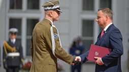 Szef Sztabu Generalnego gen. broni Rajmund Andrzejczak (L) otrzymał akt wskazania na naczelnego dowódcę na czas wojny z rąk prezydenta RP, zwierzchnika Sił Zbrojnych Andrzeja Dudy (P). Fot. PAP/M. Obara