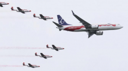 Przelot Boeinga 737 MAX w narodowych barwach i biało-czerwonych Iskier podczas Międzynarodowych Pokazów Lotniczych Air Show w Radomiu. Fot. PAP/L. Szymański