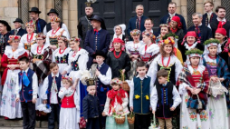Wierni w tradycyjnych strojach podczas wielkanocnego święcenia pokarmów w kościele św. Jacka w bytomskiej dzielnicy Rozbark. 2017 r. Fot. PAP/A. Grygiel