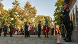Uczestnicy Powstania - Wanda Traczyk-Stawska (C) ps. Pączek, Leszek Żukowski (P) ps. Antek oraz wicemarszałek Sejmu Małgorzata Kidawa-Błońska (L) i senator Jan Żaryn (tył) podczas uroczystości przy pomniku Pamięci 50 tysięcy Mieszkańców Woli Zamordowanych przez Niemców podczas Powstania Warszawskiego. Warszawa, 05.08.2018. Fot. PAP/Marcin Obara