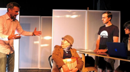 Aktorzy Paweł Okraska (L), Małgorzata Gadecka (2L), Marta Marzęcka-Wiśniewska (P) i Piotr Wiśniewski (2P) podczas próby medialnej spektaklu "Ściana" w reżyserii Artura Barcisia w Katowicach. Fot. PAP/A. Grygiel