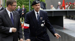 Gen. Zbigniew Ścibor-Rylski (P) rozmawia z dyrektorem Muzeum Powstania Warszawskiego Janem Ołdakowskim (L) podczas uroczystości upamiętniającej 66. rocznicę Powstania Warszawskiego w MPW. 31.07.2010. Fot. PAP/G. Jakubowski  