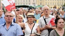 Koncert piosenek patriotycznych podczas Festynu Patriotycznego „Nam twierdzą będzie każdy próg” zorganizowanego, 15 bm. na pl. Teatralnym w Warszawie. Fot. PAP/B. Zborowski