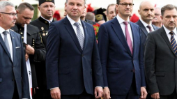Premier Mateusz Morawiecki (2P), prezydent Andrzej Duda (3P), przewodniczący NSZZ "Solidarność" Piotr Duda (P), działacz związkowy, poseł PO Jerzy Borowczak (L) składają kwiaty przed bramą nr 2 Stoczni Gdańskiej. Gdańsk, 31.08.2018. Fot. PAP/A. Warżawa