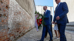 Wiceprezes IPN dr Mateusz Szpytma (2P) i dyrektor Głównej Komisji Ścigania Zbrodni przeciwko Narodowi Polskiemu prok. Andrzej Pozorski (P) składają wieniec na terenie więzienia mokotowskiego w Warszawie w ramach obchodów Europejskiego Dnia Pamięci Ofiar Reżimów Totalitarnych. Fot. PAP/J. Kamiński