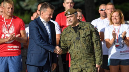 Minister obrony narodowej Mariusz Błaszczak (C-L) i dowódca Wojsk Obrony Terytorialnej Wiesław Kukuła (C-P) podczas uroczystego zakończenia Sztafety 100-lecia Niepodległości przed Pomnikiem Armii Krajowej i Polskiego Państwa Podziemnego. Fot. PAP/B. Zborowski