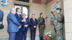 Odsłonięcie tablicy w 38. rocznicę pierwszego strajku na Górnym Śląsku w tarnogórskim „Fazosie“ – Tarnowskie Góry, 21 sierpnia 2018. Źródło: IPN