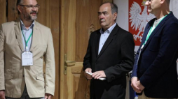 Prezes Rady Centralnej Związku Tatarów RP Jan Adamowicz (C), prezes podlaskiego oddziału Związku Tatarów RP Artur Konopacki (P), dyrektor Podlaskiego Muzeum Kultury Ludowej Artur Gaweł (L) podczas międzynarodowej konferencji „Tatarzy w Niepodległej” w Podlaskim Muzeum Kultury Ludowej w Wasilkowie. Fot. PAP/A. Reszko  