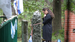 Obchody 77. rocznicy zagłady Żydów z Tykocina w miejscu tragedii - w Lesie Łopuchowskim. Fot. PAP/M. Onufryjuk