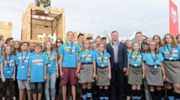 Prezydent Andrzej Duda (C-P) z uczestnikami Zlotu Związku Harcerstwa Polskiego na Wyspie Sobieszewskiej w Gdańsku. Fot. PAP/R. Jocher