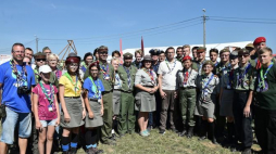Premier Mateusz Morawiecki (C-P) podczas Zlotu Związku Harcerstwa Polskiego na Wyspie Sobieszewskiej w Gdańsku, 8 bm. W Zlocie bierze udział ok. 12 tys. harcerzy z całej Polski oraz 500 gości z zagranicy. Fot. PAP/M. Gadomski
