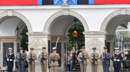 Uroczysta zmiana posterunku honorowego przed Grobem Nieznanego Żołnierza. Fot. PAP/B. Zborowski