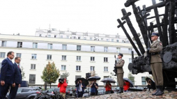 Szef Urzędu ds. Kombatantów i Osób Represjonowanych Jan Józef Kasprzyk (L) oraz prezes IPN Jarosław Szarek (2L) podczas uroczystości upamiętniającej ofiary tzw. operacji polskiej NKWD przed Pomnikiem Poległym i Pomordowanym na Wschodzie w Warszawie. Fot. PAP/R. Guz