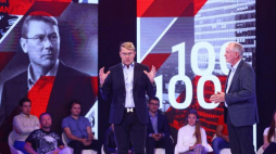 Były 2-krotny mistrz świata Formuły 1 Miki Hakkinen (C) i brytyjski autor, publicysta i reżyser Mark Gallagher (P) podczas spotkania otwierającego projekt "100x100". Fot. PAP/R. Guz