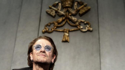 Wokalista grupy rockowej U2 przed konferencją prasową w Watykanie po audiencji prywatnej u papieża Franciszka, 19 09 2018. Fot. PAP/EPA/R. Antimiani