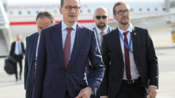 Linz, Austria, 19.09.2018. Premier Mateusz Morawiecki (L) na lotnisku w Linzu przed rozpoczęciem nieformalnego szczytu szefów państw i rządów UE w Salzburgu. Fot. PAP/L. Szymański