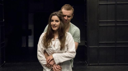 Teatr Narodowy w Warszawie. Aktorzy Justyna Kowalska i Mateusz Rusin podczas próby do spektaklu „Tchnienie” wg sztuki Duncana Macmillana, w reż. Grzegorza Małeckiego. Źródło: www.narodowy.pl