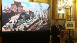 19 09 2018, Zamek Królewski w Warszawie. Minister kultury i dziedzictwa narodowego prof. Piotr Gliński prezentuje obraz „Widok Kapitolu z kościołem Santa Maria in Aracoeli” B. Bellotta, który po 200 latach powrócił na Zamek Królewski. Źródło: MKiDN/Twitter