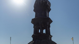Kraków, 17.03.2015. Widok na niższą wieżę Bazyliki Mariackiej z Wieży Mariackiej. Fot. PAP/S. Rozpędzik