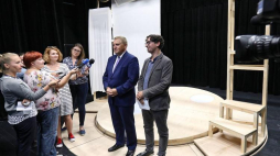 Dyrektor Białostockiego Teatru Lalek Jacek Malinowski (P) i prezydent Białegostoku Tadeusz Truskolaski podczas konferencji prasowej nt. zakończenia II etapu modernizacji Małej Sceny BTL. Fot. PAP/A. Reszko