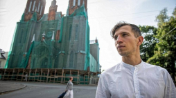 Roman But-Gusaim przed kościołem pw. Niepokalanego Poczęcia Najświętszej Maryi Panny w Smoleńsku. Fot. PAP/W. Pacewicz
