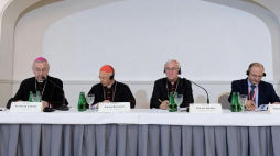 Przewodniczący CCEE kard. Angelo Bagnasco (2L) i wiceprzewodniczący CCEE: kard. Vincent Nichols (2P), abp Stanisław Gądecki (L) oraz rzecznik CCEE Thierry Bonaventura (P) podczas konferencji prasowej nt. Zebrania Plenarnego Konferencji Episkopatów Europy w Poznaniu. Fot. PAP/J. Kaczmarczyk