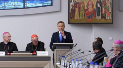 Prezydent Andrzej Duda (C), arcybiskup Poznania i wiceprzewodniczący CCEE abp Stanisław Gądecki (L) oraz arcybiskup Westminster i wiceprzewodniczący CCEE kardynał Vincent Nichols (2L) podczas obrad Zebrania Plenarnego Rady Konferencji Episkopatów Europy (CCEE). Poznań, 15.09.2018. Fot. PAP/J. Kaczmarczyk