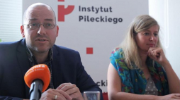 Dyrektor Instytutu Pileckiego dr Wojciech Kozłowski i kuratorka projektu Hanna Radziejowska podczas śniadania prasowego nt. polsko-niemiecko-izraelskiego projektu „Ćwiczenie nowoczesności”. Fot. PAP/T. Gzell