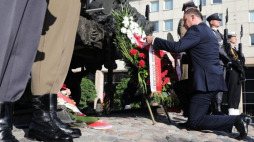 Warszawa, 17.09.2018. Prezydent Andrzej Duda składa wieniec pod Pomnikiem Poległym i Pomordowanym na Wschodzie przy ulicy Muranowskiej w Warszawie, w 79. rocznicę agresji sowieckiej na Polskę. PAP/T. Gzell