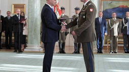 Prezydent Andrzej Duda wręcza akt mianowania na stanowisko Dowódcy Operacyjnego Rodzajów Sił Zbrojnych generałowi dywizji Tomaszowi Piotrowskiemu. Fot. PAP/M. Obara