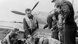 Lotnicy polskiego dywizjonu 303 oglądają szczątki zestrzelonego samolotu niemieckiego "Ju 88". Northolt, 1941 r. Fot. NAC