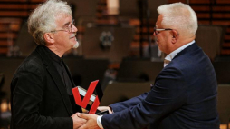 Juror Eugeniusz Knapik (P) wręcza nagrodę laureatowi konkursu w kategorii kompozycja - Giovanni Bonato podczas gali kończącej I Międzynarodowy Konkurs Muzyczny im. Karola Szymanowskiego w Katowicach. Fot. PAP/D. Gajda