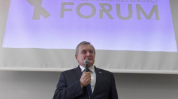 Wicepremier, minister kultury Piotr Gliński podczas wykładu w ramach IV Forum Organizacji Młodzieżowych "Wspólnie Dla Przyszłości" w Łodzi. Fot. PAP/G. Michałowski