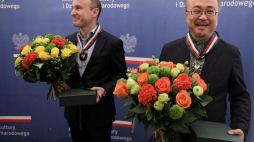 Odznaczeni medalem „Zasłużony Kulturze Gloria Artis” pianiści Dang Thai Son (P) i Nelson Goerner (L). Fot. PAP/T. Gzell