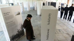 Wystawa "W hołdzie Zbigniewowi Herbertowi 1924-1998" przed gmachem Senatu. Fot. PAP/J. Kamiński