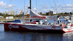 Jacht „I love Poland” zacumowany na szczecińskiej wyspie Łasztownia. Fot. PAP/M. Bielecki