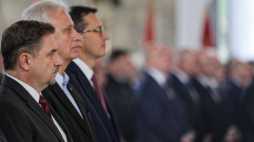  Premier Mateusz Morawiecki (3L), przewodniczący "Solidarności" Piotr Duda (L) i szef ślasko-dąbrowskiej Solidarności Dominik Kolorz (2L) podczas mszy świętej w kościele p.w. Najświętszej Maryi Panny Matki Kościoła w Jastrzębiu. PAP/D. Gajda