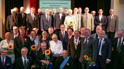 Prezes IPN Jarosław Szarek (C-P) i odznaczeni pozują do wspólnego zdjęcia podczas uroczystości wręczenia Krzyży Wolności i Solidarności. Jastrzębie Zdrój, 07.09.2018. Fot. PAP/D. Gajda