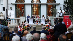 Marszałek Senatu Stanisław Karczewski (2L), ambasador RP w Austrii Jolanta Róża Kozłowska (3L) i aktor Zygmunt Józefczyk (L) podczas Narodowego Czytania „Przedwiośnia” w ambasadzie RP w Wiedniu. Fot. PAP/L. Szymański