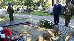 Szef Urzędu ds. Kombatantów i Osób Represjonowanych Jan Józef Kasprzyk (2L) składa kwiaty przy Pomniku Katyńskim na Cmentarzu Partyzanckim w Kielcach, w ramach obchodów Wojewódzkich Dni Weterana Walk o Niepodległość RP. Fot. PAP/P. Polak