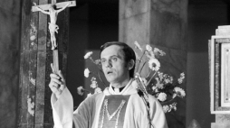 Ksiądz Jerzy Popiełuszko podczas mszy świętej za Ojczyznę w kościele pw. św. Stanisława Kostki Warszawa 29.05.1983. Fot. PAP/PAI/G. Rogiński 